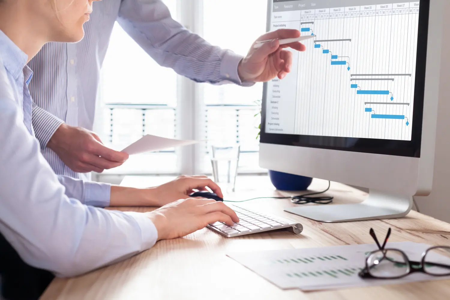 Das Projektmanagementteam aktualisiert den Zeitplan oder die Planung am Computer